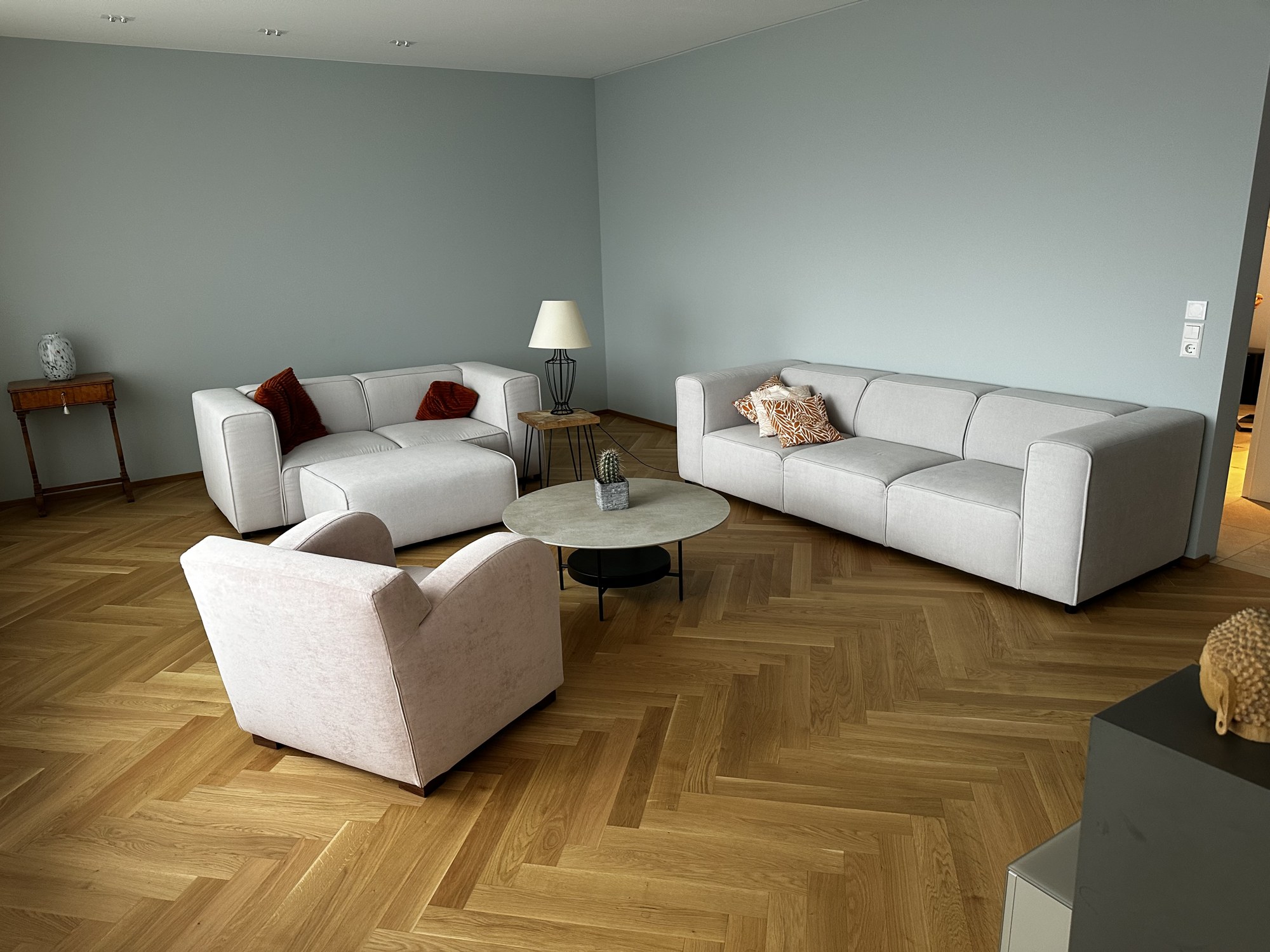 Sitzgruppe im Wohnbereich und die Verlegung des Holzfußbodens.